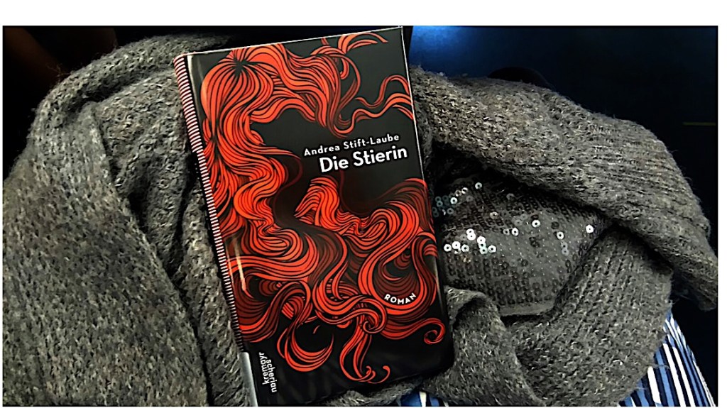 Rote Haare // grüne Kleider // schwarze&nbsp;Federn